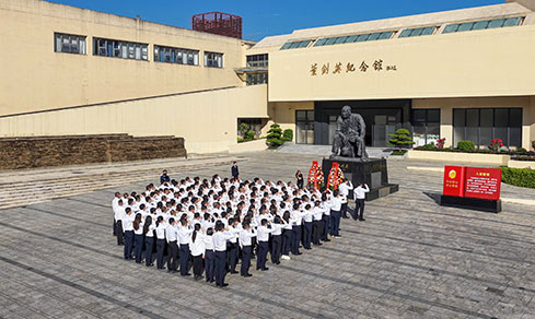 “赓续红色血脉 践行实干继承” <br>重温入党誓词